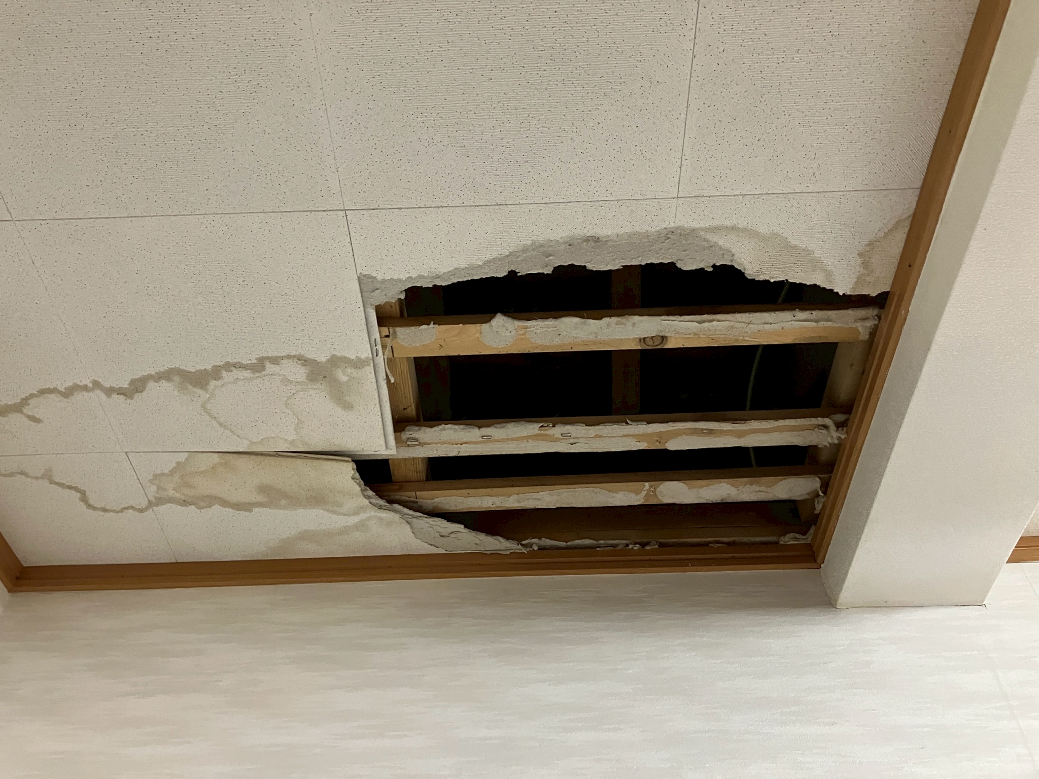 各務原市｜台風で瓦屋根からの雨漏りで天井が崩壊！室内からでも隙間が見えていました